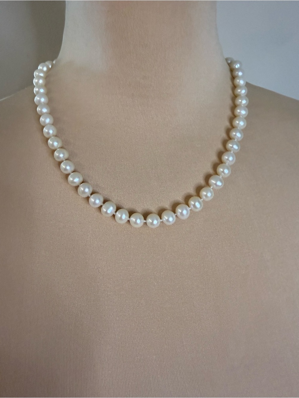 Vintage knotted pearl necklace 53 pearls 14/20L stamped clasp